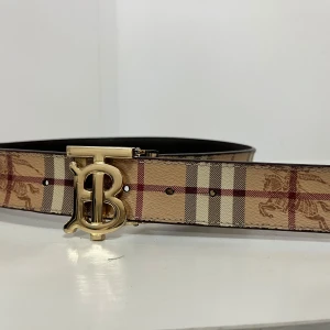  Burberry bälte  - Tjena säljer ett väldigt fett burberry bälte som matchar med allt du ska ha på dig i ⛱️🌄 Skriv vid frågor