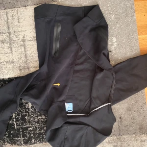 Nike tech nocta hoodi - Säljer Nike tech nocta hoodi, oanvänd, storlek M , dm för mig bilder eller diskutera om pris