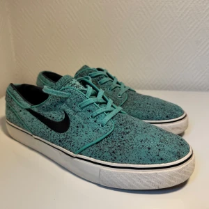 Nike x Stefan Janoski mint svart - Säljer mina limited edition Nike x Stefan Janoski skor, står på mina hylla som en dekoration.   Skorlek 44,5 och är super sköna och knappt använda  Inga skador eller några hål.  Hör av om du är intresserad!