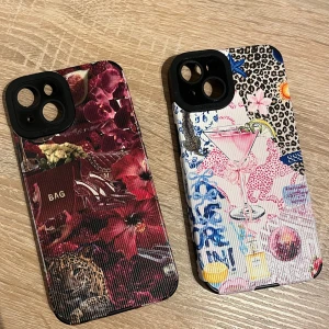 Två färgglada mobilskal med mönster - Säljer två unika mobilskal med coola collage-motiv. Ena skalet har röda och vinröda blommor, leopard och text, medan det andra har leopardmönster, rosa drink, sol och färgglada detaljer. Perfekt för dig som vill sticka ut med din mobil! Säljer båda tillsammans