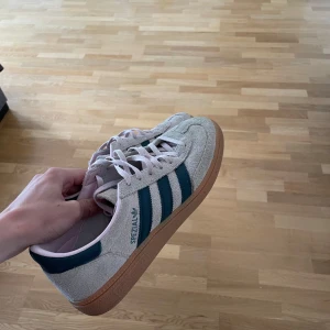 Adidas Spezial sneakers med blå ränder - Säljer ett par Adidas Spezial sneakers i rosa mocka med klassiska blå ränder på sidorna och gummisula. Skorna har snörning och en retroinspirerad design som passar perfekt till vardagslooken. Skorna ligger bara och dammar men går o få till färgen med mocka borste lätt🙌 annars super bra skick
