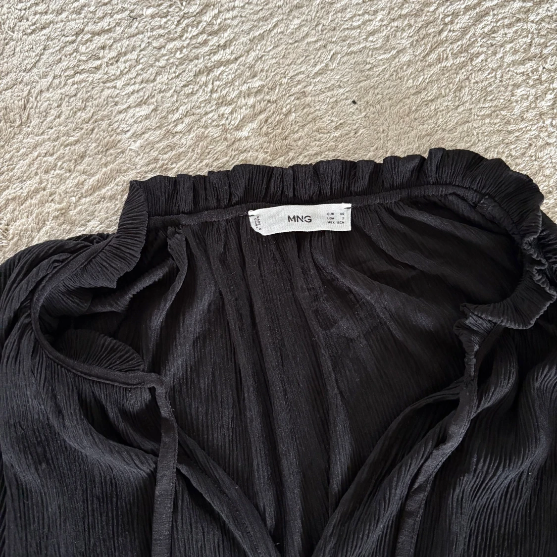 Svart klänning med volang från Mango - 2