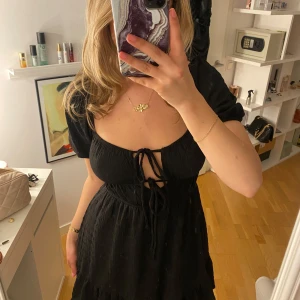 Svart klänning  - Svart klänning från Gina Tricot i storlek xs, knytband som man kan justera hur man vill. Prislappen kvar