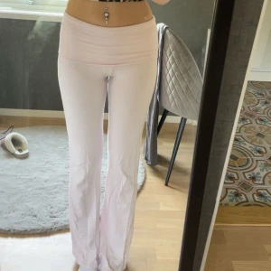 Ljusrosa mjukisbyxor från Ginatricot - Säljer pågrund av att jag aldrig använder dom. Storlek xxs. Jag är ca 164 och de passar mig bra