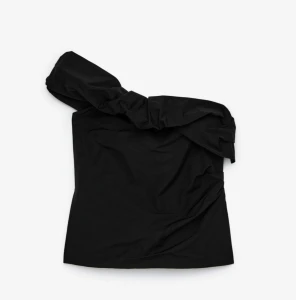 Svart one shoulder topp med volangärm - Säljer en svart one shoulder topp från arket. Har aldrig använt så helt nytt skick.💕💕💕