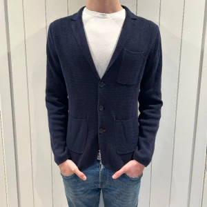 Stickad kofta - Säljer denna sjukt snygga tröja ifrån märket Casual Friday. Inge defekter eller liknande. Modellen är 185. Storlek S men passar M. Bara att skriva vid frågor eller funderingar 