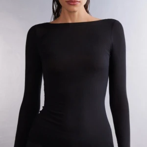 Intimissimi boat neck - Svart intimissimi tröja med boatneck, aldrig använd endast testad. Vid fler bilder skicka pm, pris kan diskuteras vid snabb affär💕💕💕         Vid köp av flera tröjor = billigare