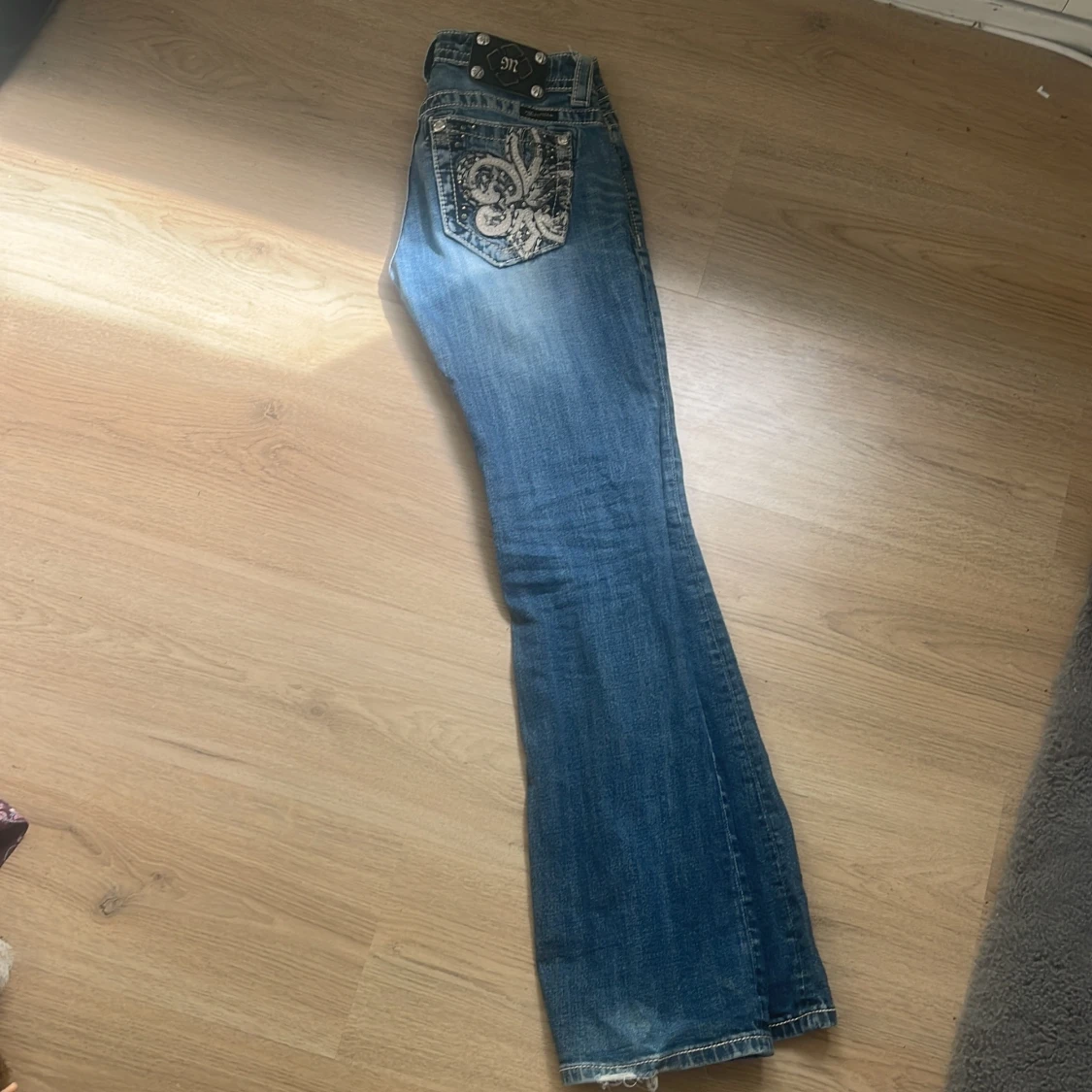 Blå jeansbyxor med broderade bakfickor från Miss Me - 2