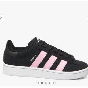 Adidas Campus sneakers - Säljer mina svarta och rosa adidas campus då jag inte använder dom längre! Bilden är lånad men har egna bilder som jag mer än gärna skickar om ni vill❤️ 