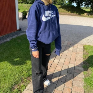 Oversized Nike hoodie - Säljer en blå oversized hoodie från Nike. 