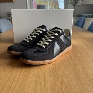 Maison Margiela Gats - Tjena, säljer dessa feta margielas då de inte riktigt passar mig, skorna är i perfekt skick och är i storlek 42. Box och dustbags tillkommer! Skriv vid funderingar!