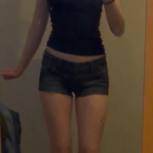 Mörkblå jeansshorts med låg midja - Snygga mörkblå jeansshorts med låg midja och snygga fickor med mönster. Begagnade i fint skick 