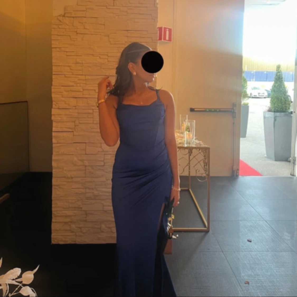 Blå långklänning med slits och smala axelband - 1