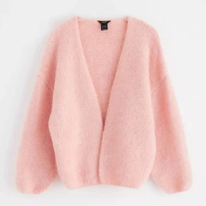 Rosa kofta från lindex - Rosa stickad kofta från lindex. Supermjuk och fluffig ljusrosa stickad kofta med oversized passform. Köpt för 499kr