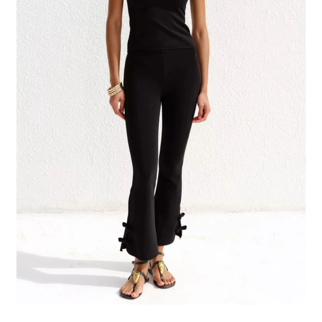 Svarta croppade byxor med rosetter