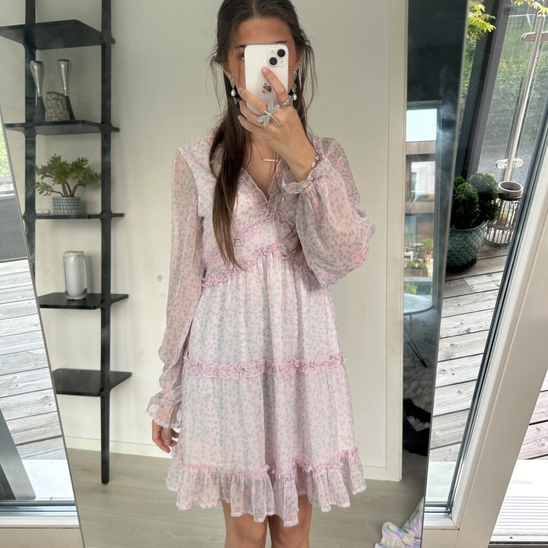Ljusrosa blommig klänning med volang - 1
