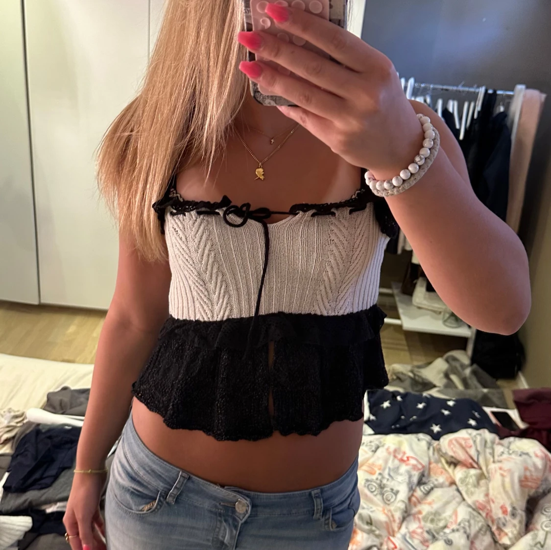 Svart och vit croppad linnetopp med spetsdetaljer - 1