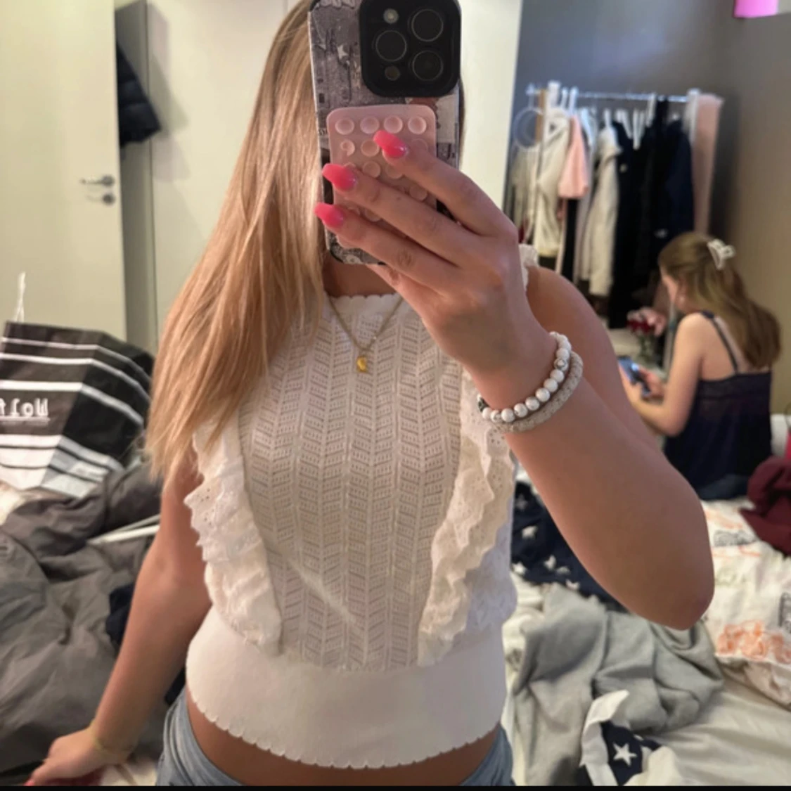 Vit ärmlös topp med volangdetaljer