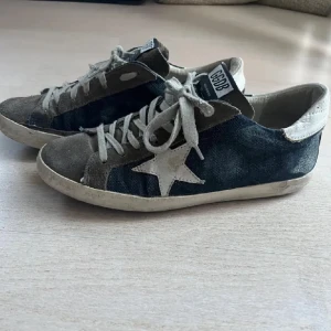 Golden goose - Tjena säljer nu mina golden goose för att jag har tröttnat på dem. Storlek är 39 och skorna är 7/10 skick. Just den här modellen ska vara ganska extra sliten. Mitt pris 1399 kan gå ner i pris vid snabb affär. Inget ingår därav det låga priset. 