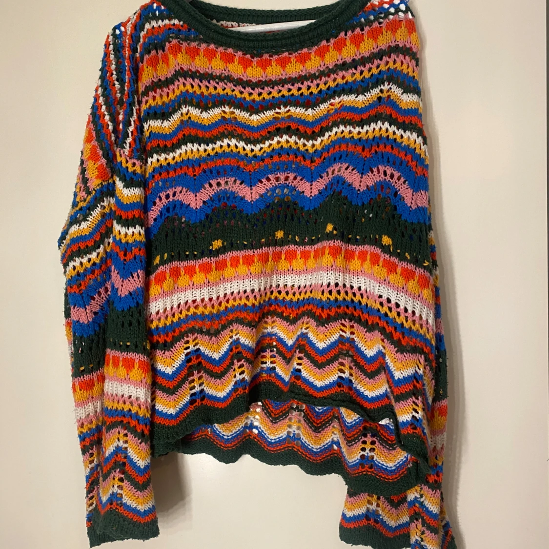 Färgglad stickad tröja med vågigt mönster - 1
