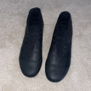 Adidas predator accuracy 2 fotbollsskor  - Säljer nu mina fotbollsskor eftersom dem inte passar mig längre, anledning till att det inte är några skosnören på är för att jag tyckte det va skönare utan, skickar såklart med dem i paketet om man köper skorna hör av er vid intresse! 
