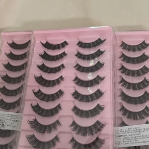 Lös ögonfransar  - Säljer ett set med svarta som jag inte använder 1 st för 80kr 