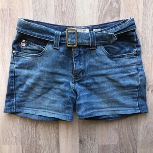 miss sixty jeansshorts 2000s  - supernajs vintage jeansshorts med inbyggt bälte från Miss Sixty !! de är för små för mig 