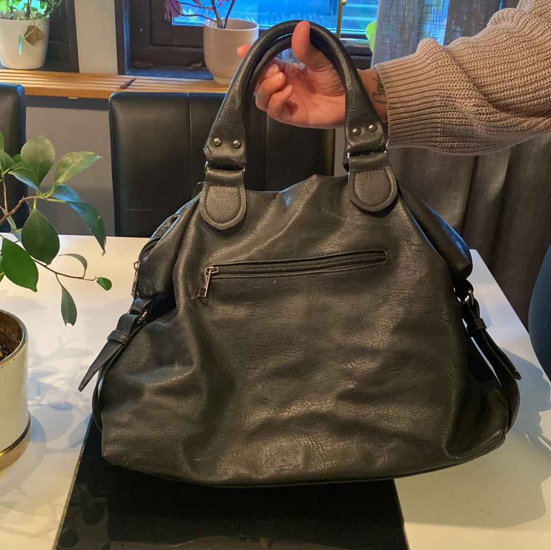 Svart handväska med axelrem - 1