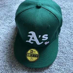 A’s fitted keps - Grön fitted A’s keps aldrig använd. 57,7cm