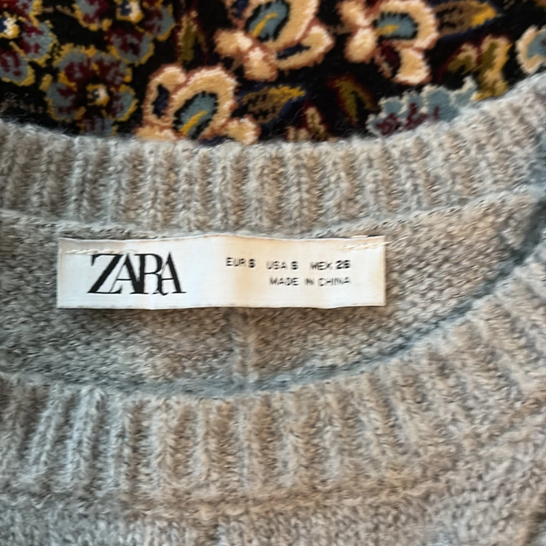 Grå stickad tröja med pärlor från Zara - 1