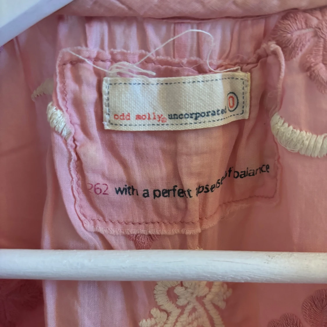 Rosa blus med broderade detaljer - 4