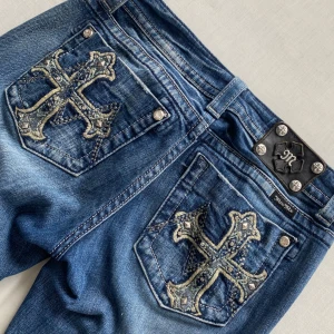 Miss me jeans - Lågmidjade blå jeans från Miss Me! I modellen Boot. Midjemåttet tvärs över är 40cm och innerbenslängden 82cm😊(Defekter på bild 4 och 5)