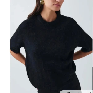 Stickad tshirt gina - Säljer denna tröja då den inte kommer till användning längre! Den är i mycket bra skick. Kan gå ner i pris vid snabb affär💕