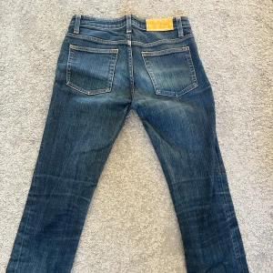 Acne jeans  - Snygga mörk blå lågmidjade jeans från Acne med klassisk straight passform. Perfekta för en stilren look. Storlek 27/34. Skriv gärna vid frågor eller mått! 🤗💗