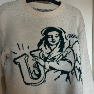 Stickad sweatshirt med tryck  - sparsamt använd, står varken storlek eller märke i den men skulle gissa på att det är storlek M.