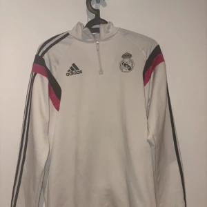 Långärmad vit Real Madrid tröja - Säljer en vit långärmad Real Madrid träningströja. Tröjans storlek är medium (M) tröjan har använts ett fåtal gånger.