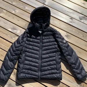 Monclear Genius - Säljer en svart dunjacka från Moncler med quiltad desig, ta chansen att köpa en sällsynt modell från monclear, detta är en äldre modell som inte är så vanlig LÄNGRE. Storlek 2 som motsvarar M, jackan är i bra skick förutom ett lagat hål på undersidan av armbågen och en tand av dragkedjan som har gått av. Dragkedja fungerar bra endå. Jackan är tung. Om du har några funderingar så hör av dig 😌 