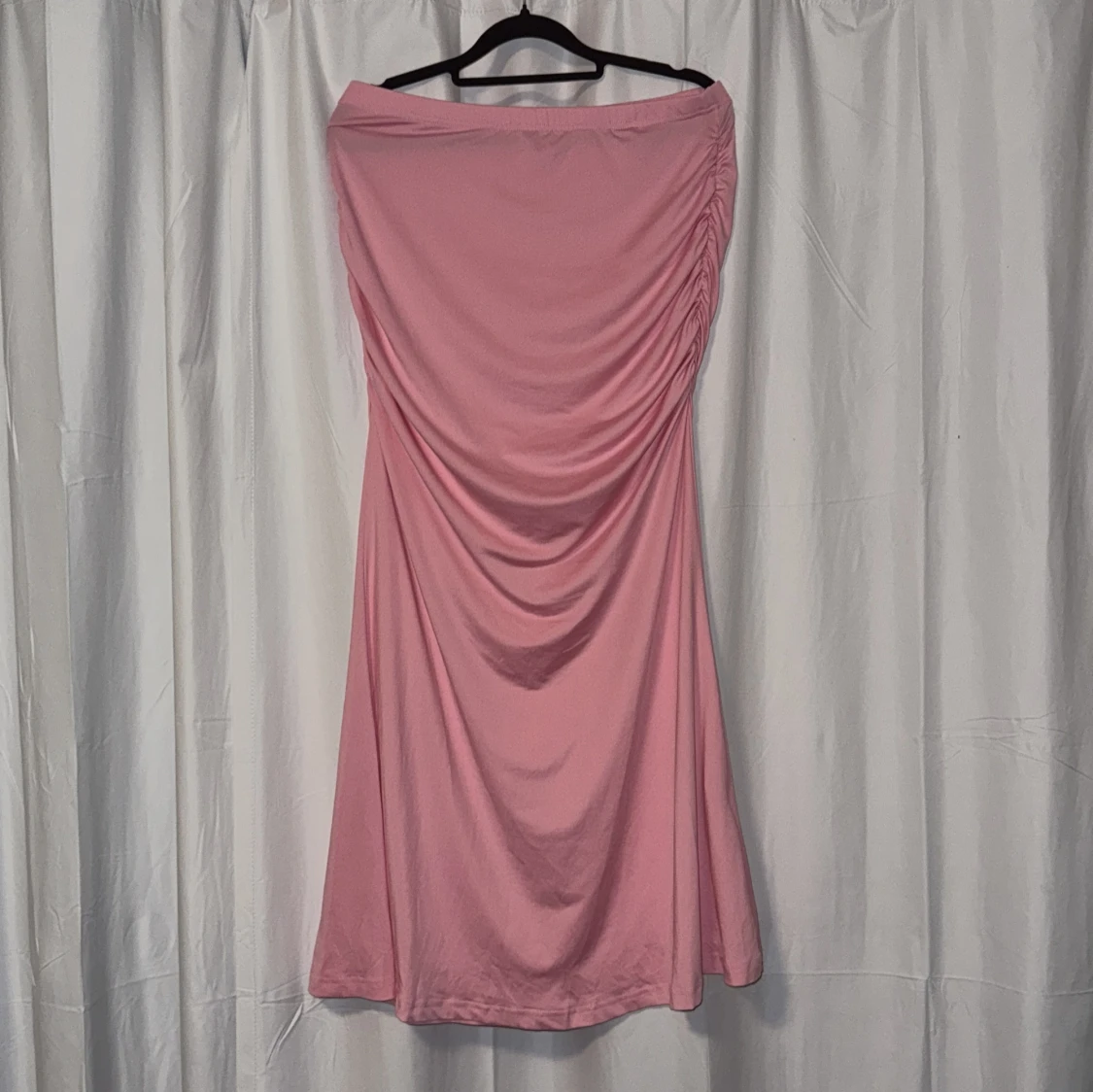 Rosa långkjol med rynkade detaljer