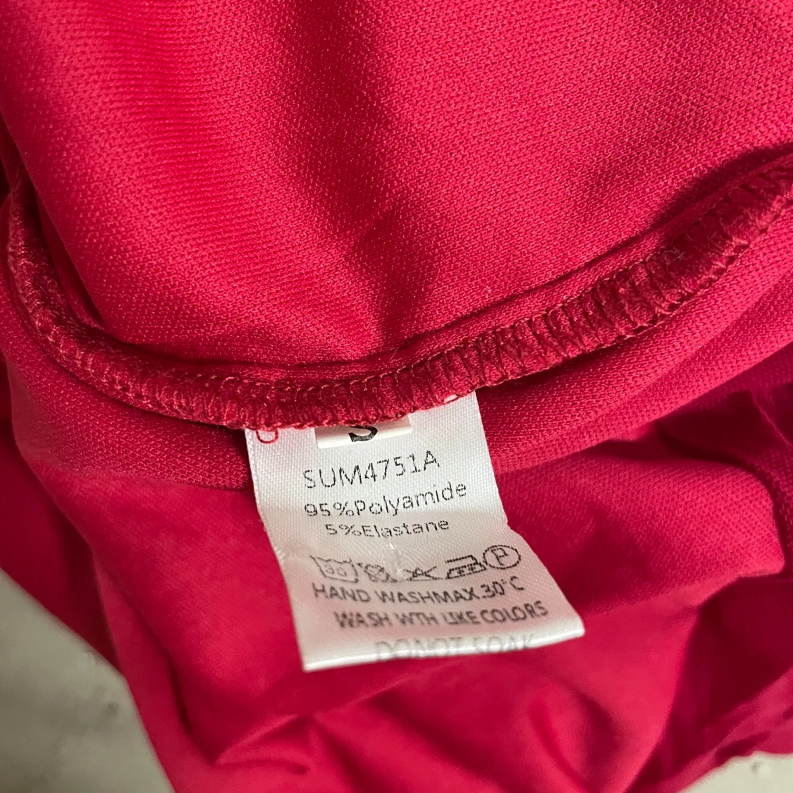 Röd tight långärmad klänning med rynkade detaljer - 3