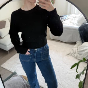 Svart ribbad stickad tröja - Säljer en svart stickad tröja med figursydd passform. Använd ett fåtal gånger och är därmed i mycket bra skick. Storlek xxs men skulle även säga att den passar xs/s