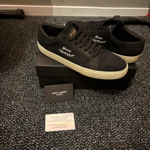 Saint Laurent Skor - Fräscha och snygga skor från Saint Laurent i storlek 43/44, endast använda en gång så nästan nyskick! Säljes billigt då de var för små.