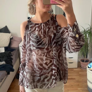 Zara zebra topp/blus - Zebra topp från Zara stolek L men passar m