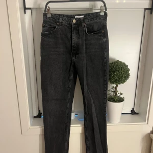 Svarta jeansbyxor från Zara - Snygga svarta jeansbyxor från Zara med klassisk femficksdesign och raka ben. Jeansen har normal passform och är tillverkade i ett slitstarkt denimtyg. Perfekta för en stilren och enkel look.