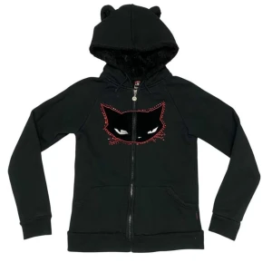 Svart hoodie med kattöron från Emily the Strange - Rare svart hoodie från Emily the Strange. I bra skick och är i storlek S men passar i min åsikt xs bättre.