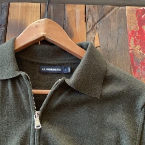 Ziptröja från J.Lindeberg - Säljer en snygg ziptröja från J.Lindeberg i riktigt fint skick. Den är gjort av merinoull och nypris ligger på 1900 kr. Privat vid fler frågor! 