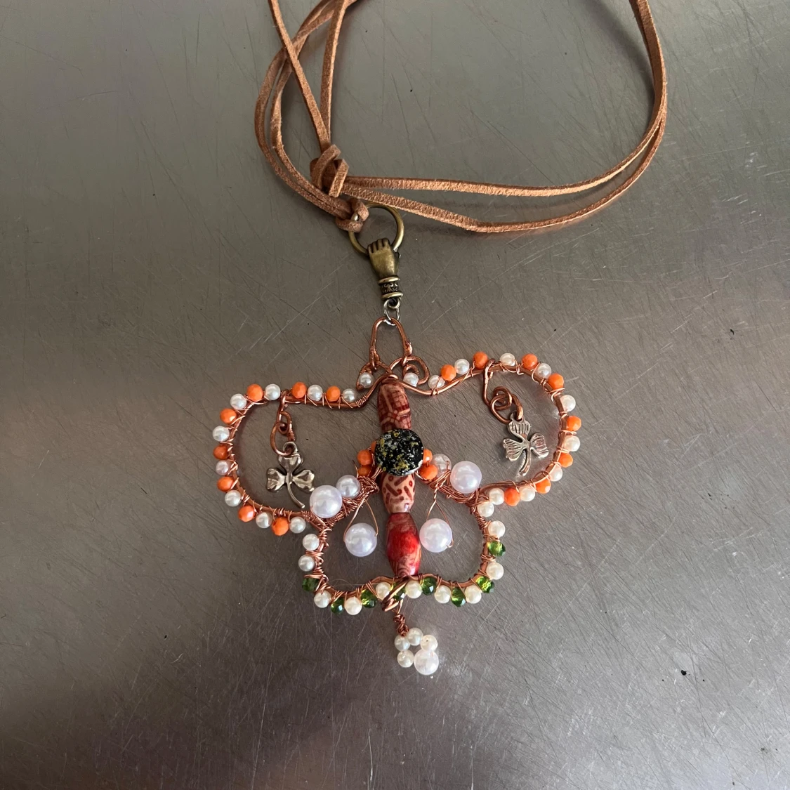 Handgjort halsband med fjärilshänge och pärlor