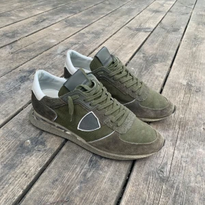 Olivgröna sneakers från Philippe Model - Säljer ett par olivgröna sneakers från Philippe Model med detaljer i mocka och textil. Skorna har vita partier vid hälen och en rund tå. Snygg design med snörning och diskret logga på sidan. Perfekta för dig som gillar stilrena och bekväma sneakers. Pris kan diskuteras!