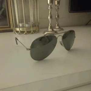 silver spegelglas  pilotbågar solglasögon - Klassiska pilotbågar med spegelglas och silvrig metallram. Snygg och tidlös design som passar till många olika stilar. Perfekta för soliga dagar och ger en cool look.
