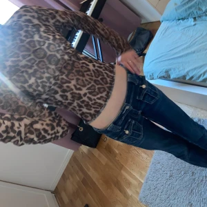 Leopardmönstrad mesh-topp från Gina Tricot - Säljer en snygg leopardmönstrad mesh-topp från Gina Tricot. Toppen är långärmad och har en tight passform, perfekt för att ge en trendig look. Materialet är lätt och luftigt, vilket gör den bekväm att bära. Har några lösa trådar vid slutet av båda ärmarna men är annars i bra skick, pris går att diskutera💕