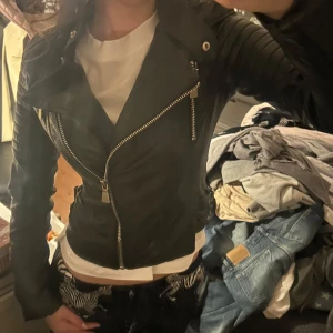 Skinnjacka Chiquelle - Säljer denna klassiska Chiquelle bikerjackan i fakeläder. Storlek 36, som passar storlek 34/36. Knappt använd.